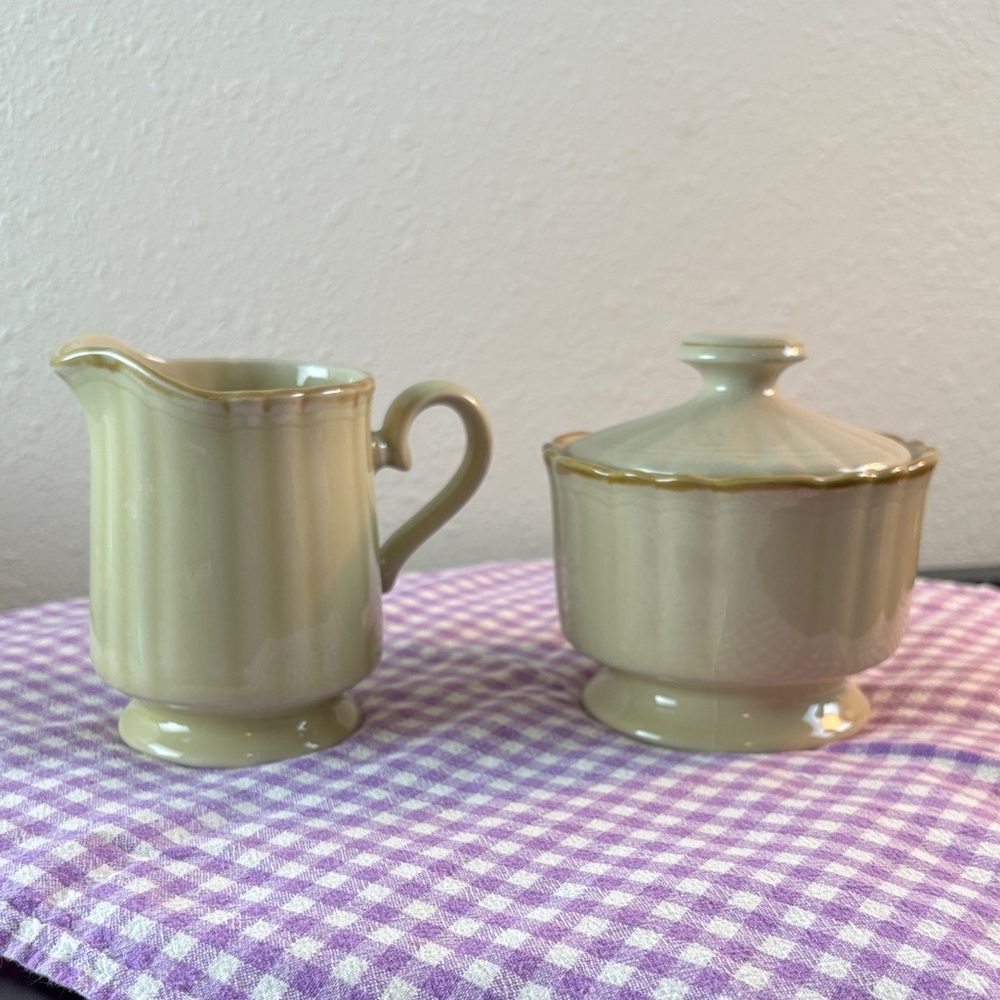 Classic Cream and Gold Sugar and Creamer Set